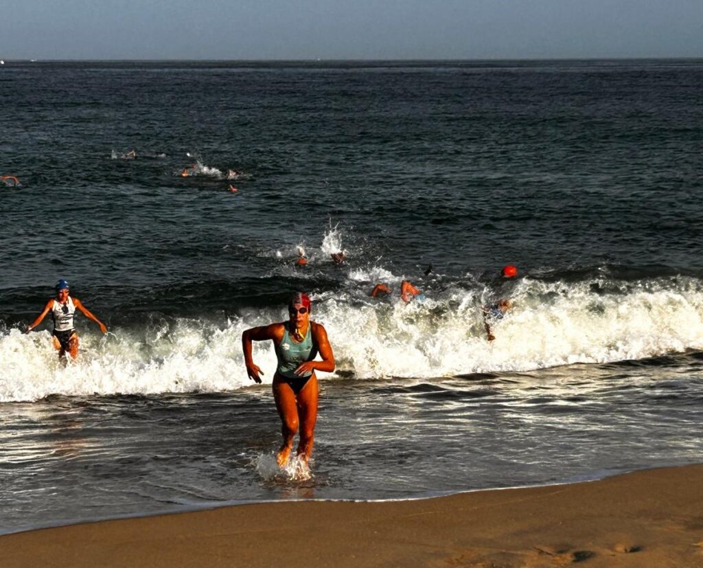 IMAGEN 1. –  Irene Calvo Julián en la prueba nadar surf durante la OceanPerf Challenge 2024.
IMAGEN 2. –  Prueba de carrera con ski de salvamento durante la OceanPerf Challenge 2024

